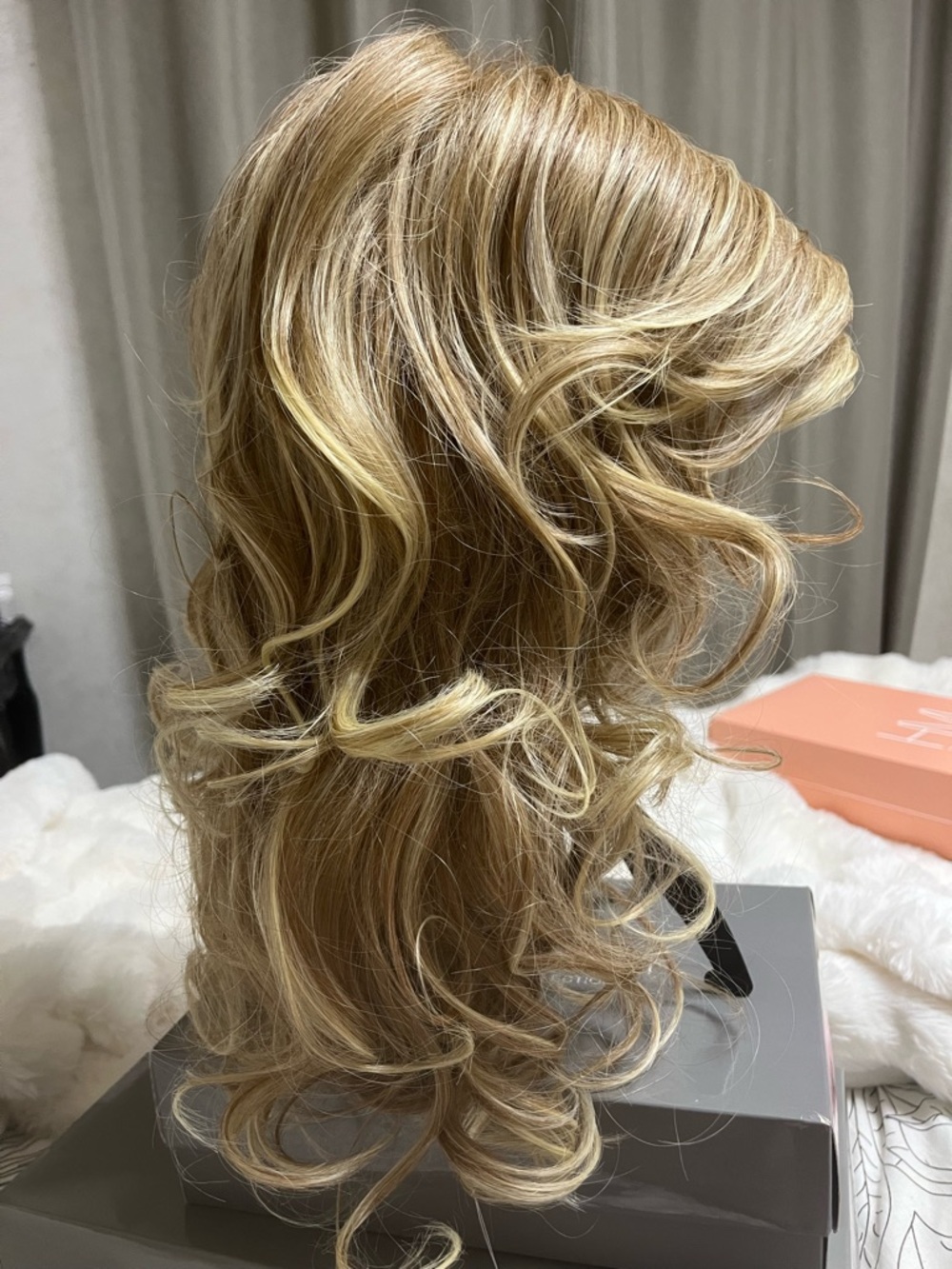 Blonde Layered Wavy Women’s Wig - Natural Blonde